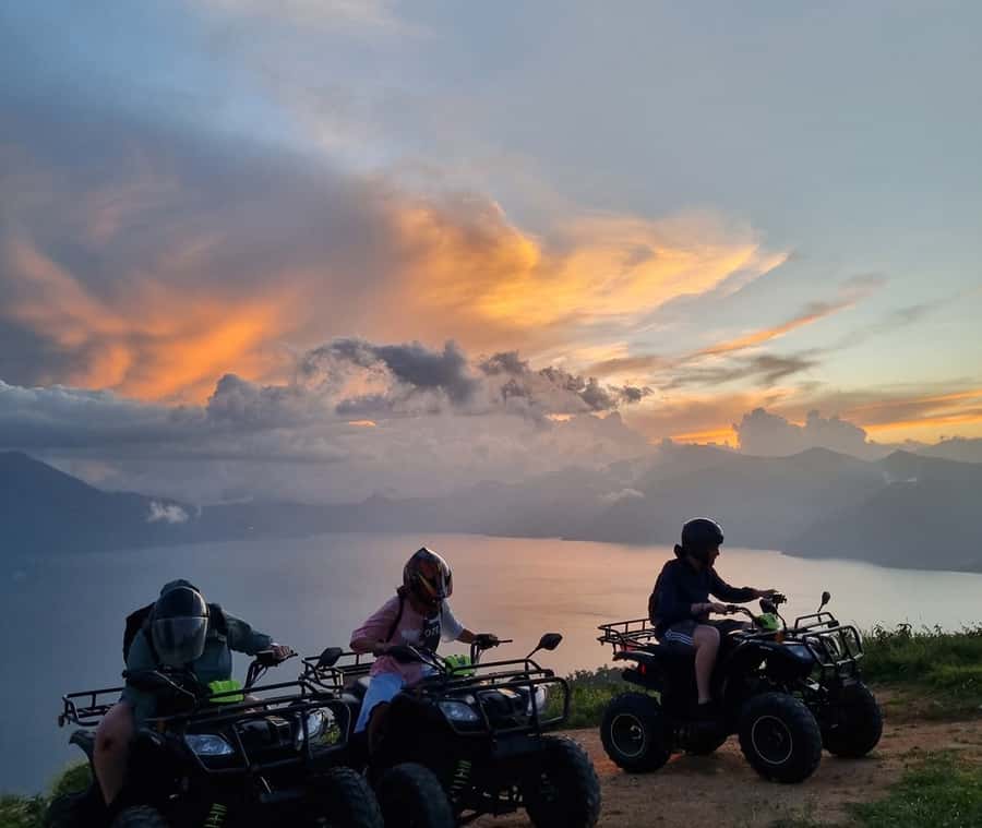 Panajachel: Lake Atitlán Sunset Tour - Guides, languages, and the human side of the tour